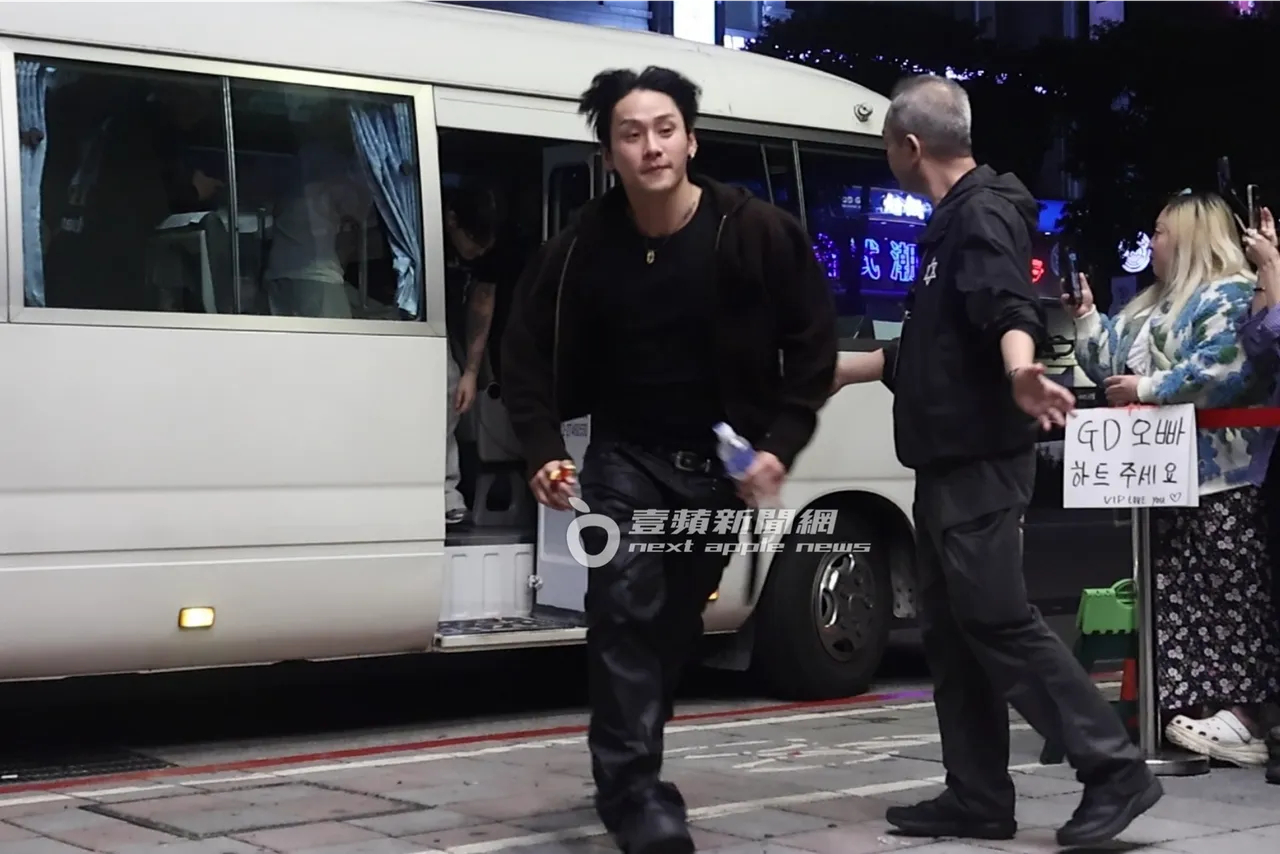 GD知名御用舞团成员权氏兄弟小跑步进金猪食堂。特勤中心摄