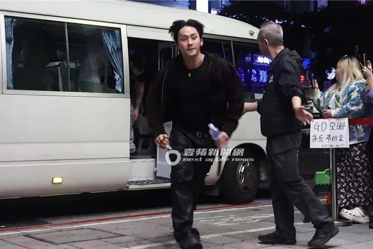 GD知名御用舞團成員權氏兄弟小跑步進金豬食堂。特勤中心攝