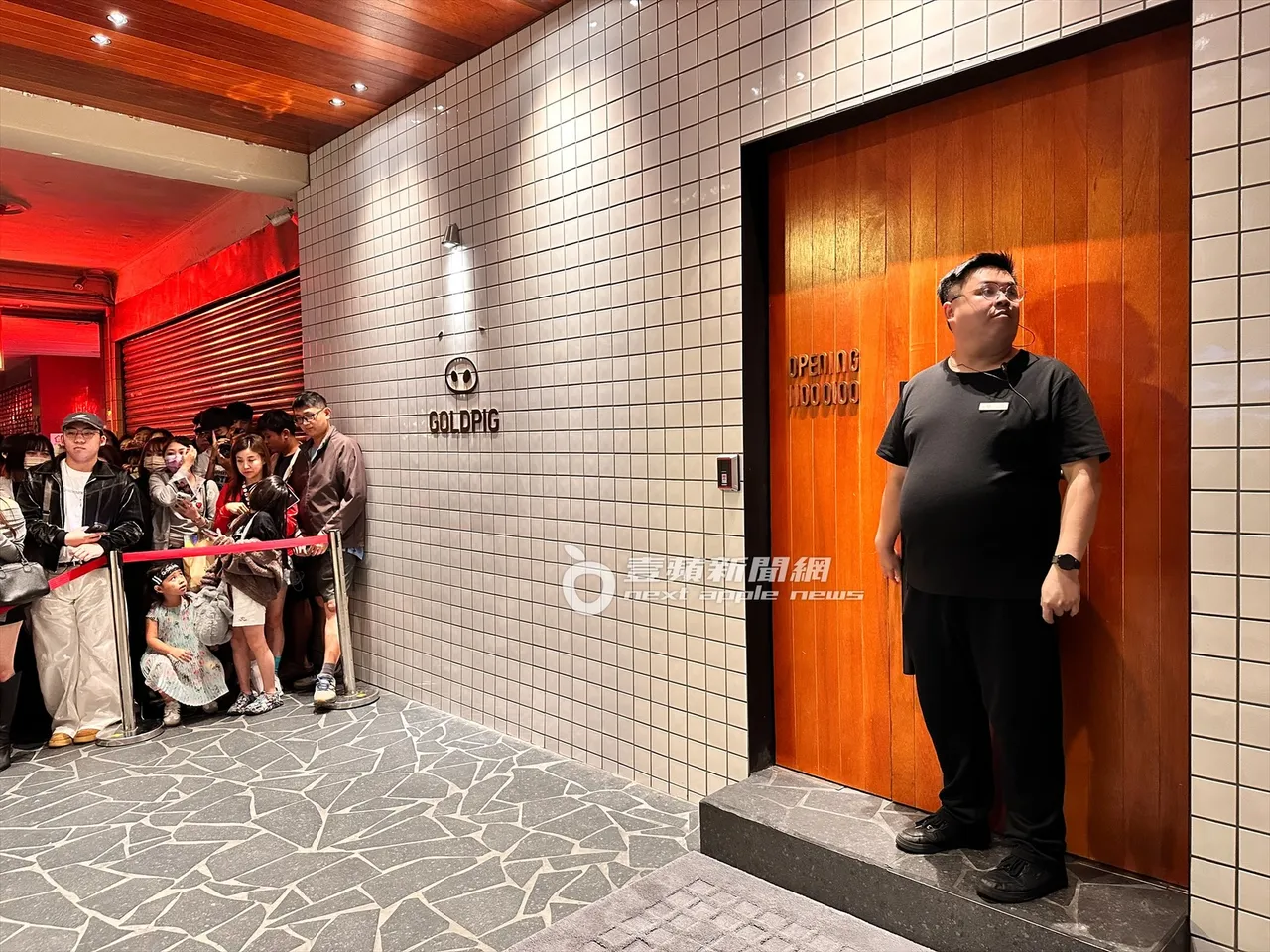 金猪食堂工作人员忙进忙出。特勤中心摄