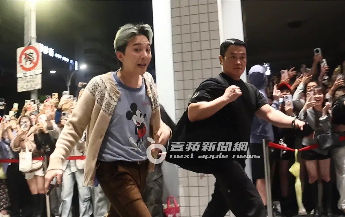 GD权志龙俏皮的向媒体打招呼。特勤中心摄