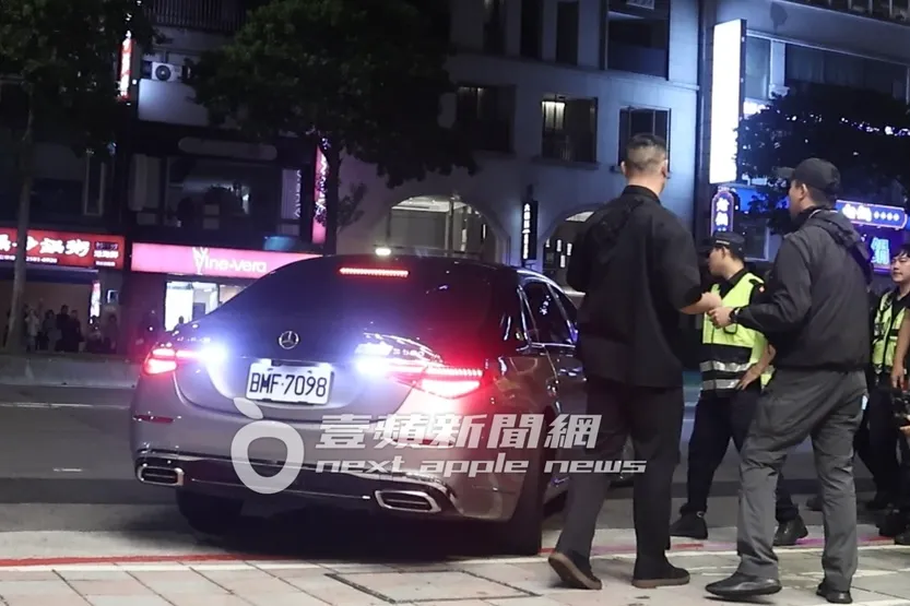 GD权志龙和李洙赫乘坐迈巴赫到场，司机想倒车上人行道，2度遭警方当场喝斥制止。特勤中心摄