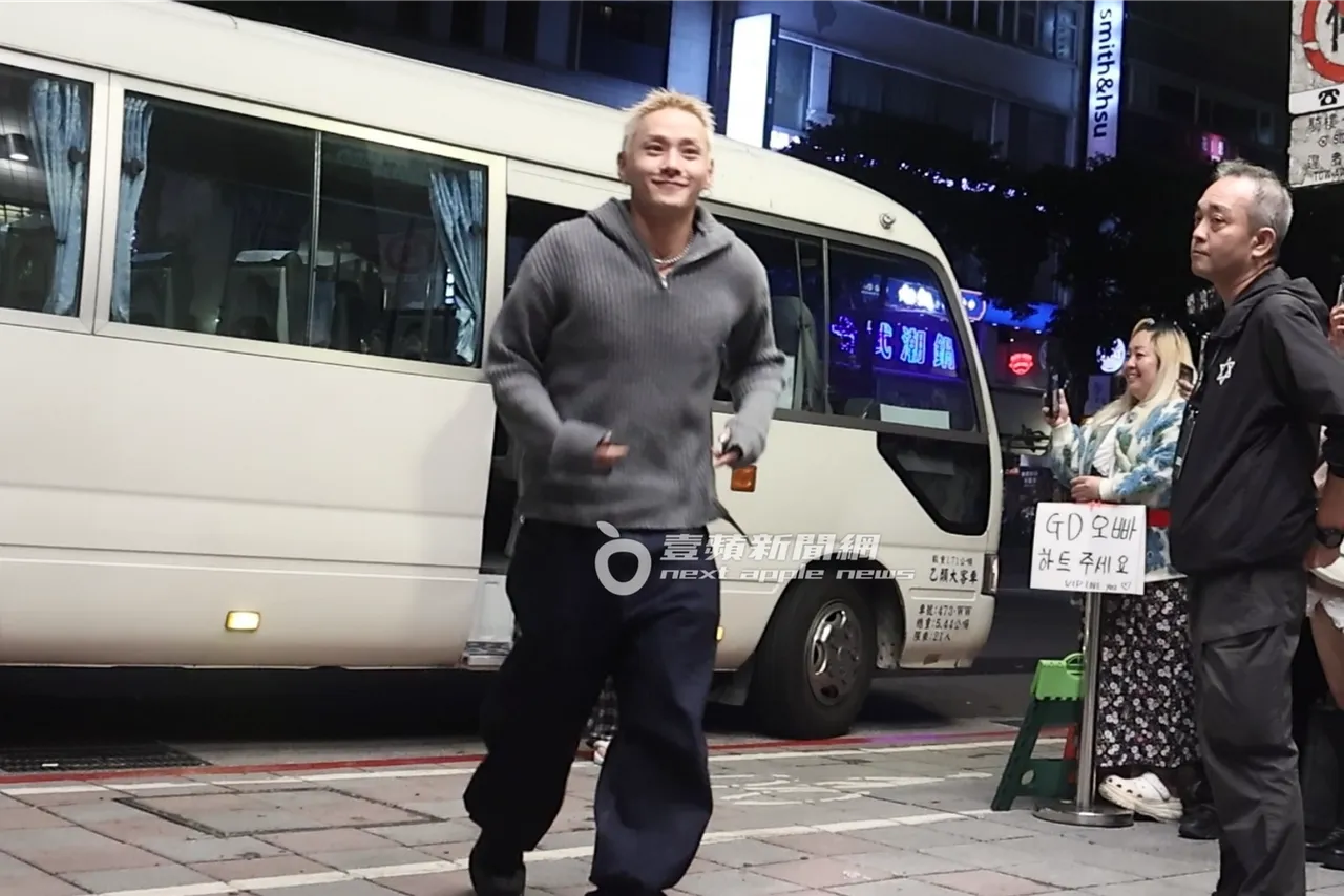 知名GD御用舞团成员权氏兄弟小跑步进金猪食堂。特勤中心摄