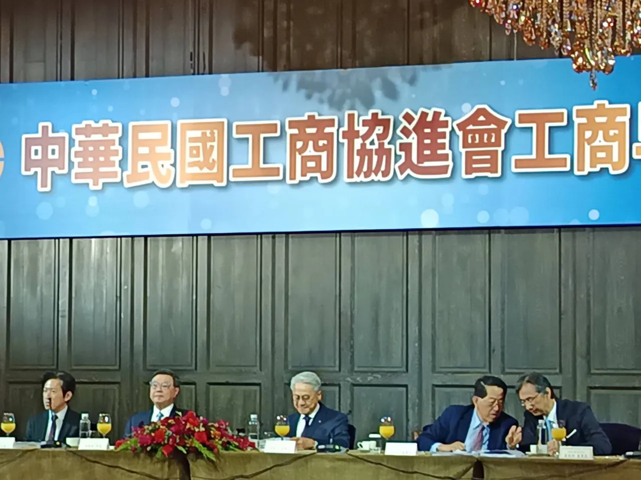 工商协进会今早在台北君品酒店5楼亮厅召开「工商早餐会」，行政院长卓荣泰率各部会首长共同与会。许丽珍摄