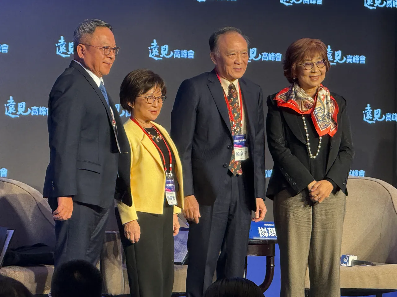 纬颖董事长洪丽寗（左二）。吕承哲摄