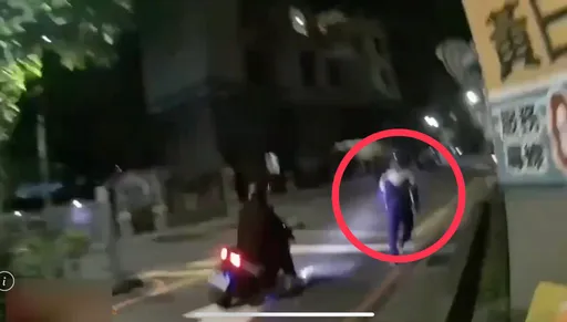 机车乱停汽车格！失联移工遇警盘查开溜　热血骑士神助攻逮飞毛腿