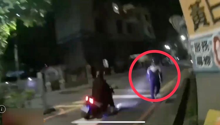 機車亂停汽車格!失聯移工遇警盤查開溜 熱血騎士神助攻逮飛毛腿