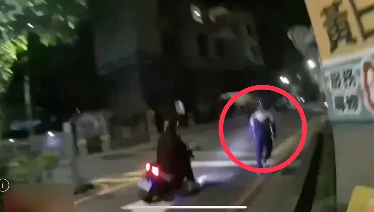 熱心魏姓騎士騎機車從後追逐前方失聯移工，並多次攔截使其跌倒，後方追趕而來的警員順利將嫌犯逮捕。翻攝畫面