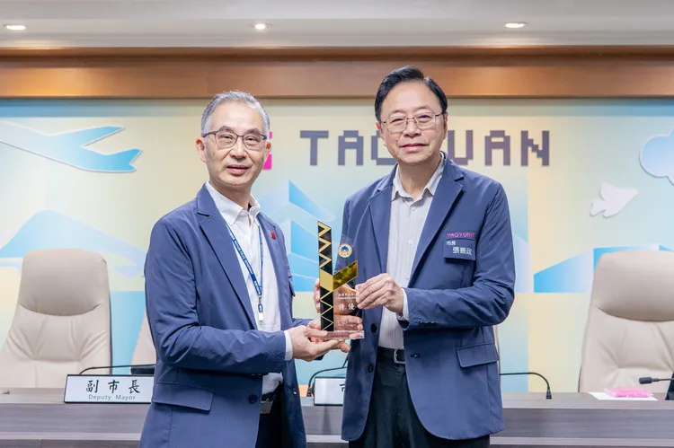 桃園市警局長廖恆(左)呈獻「內政部113年推動社區治安工作評鑑」特優獎。桃園市府提供