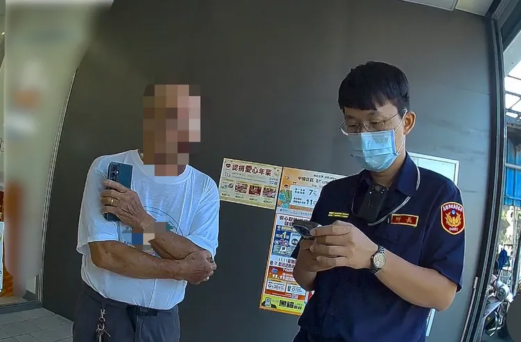警员向老翁解说诈团手法。翻摄画面