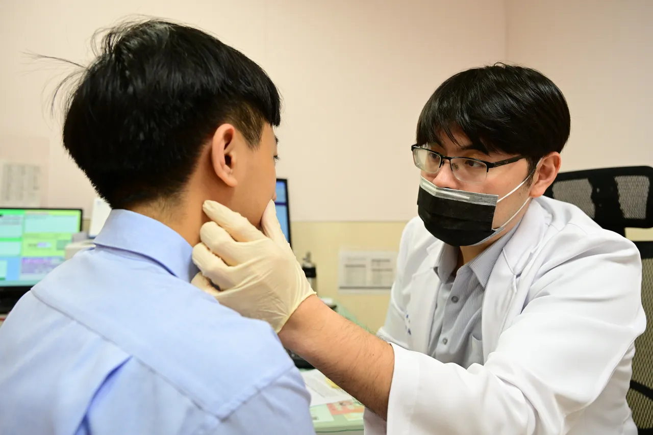 皮肤问题总是令人困扰，医师提醒患者需把握三个月的「黄金治疗期」改善肤况。亚大附医提供