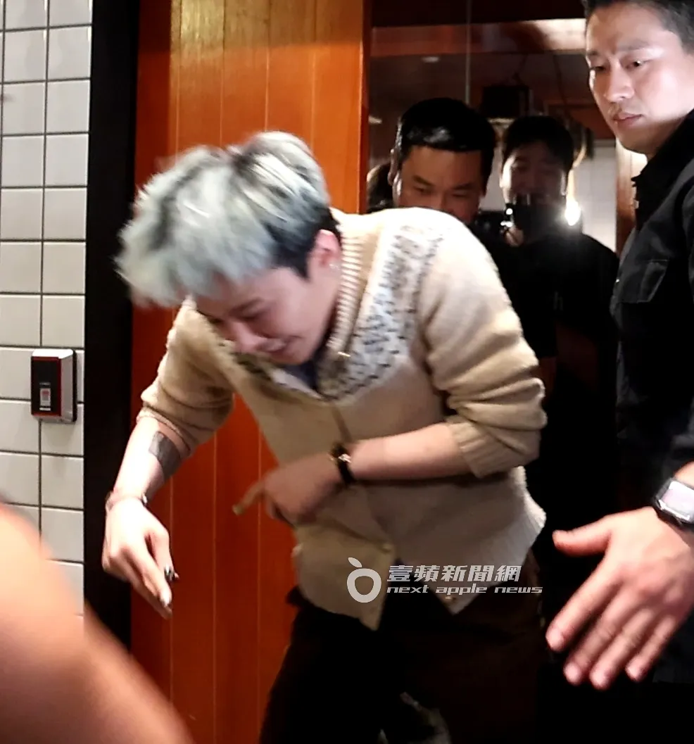 GD权志龙混入离去的舞群低头，看起来相当开心。特勤中心摄