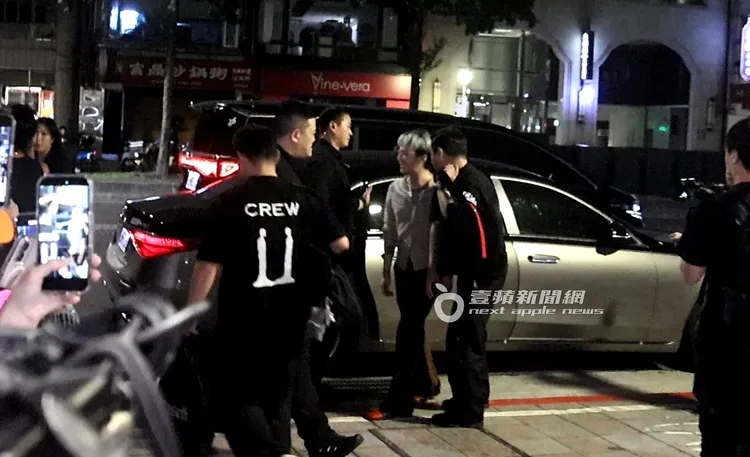 GD權志龍意猶未盡的看著粉絲，準備上邁巴赫。特勤中心攝