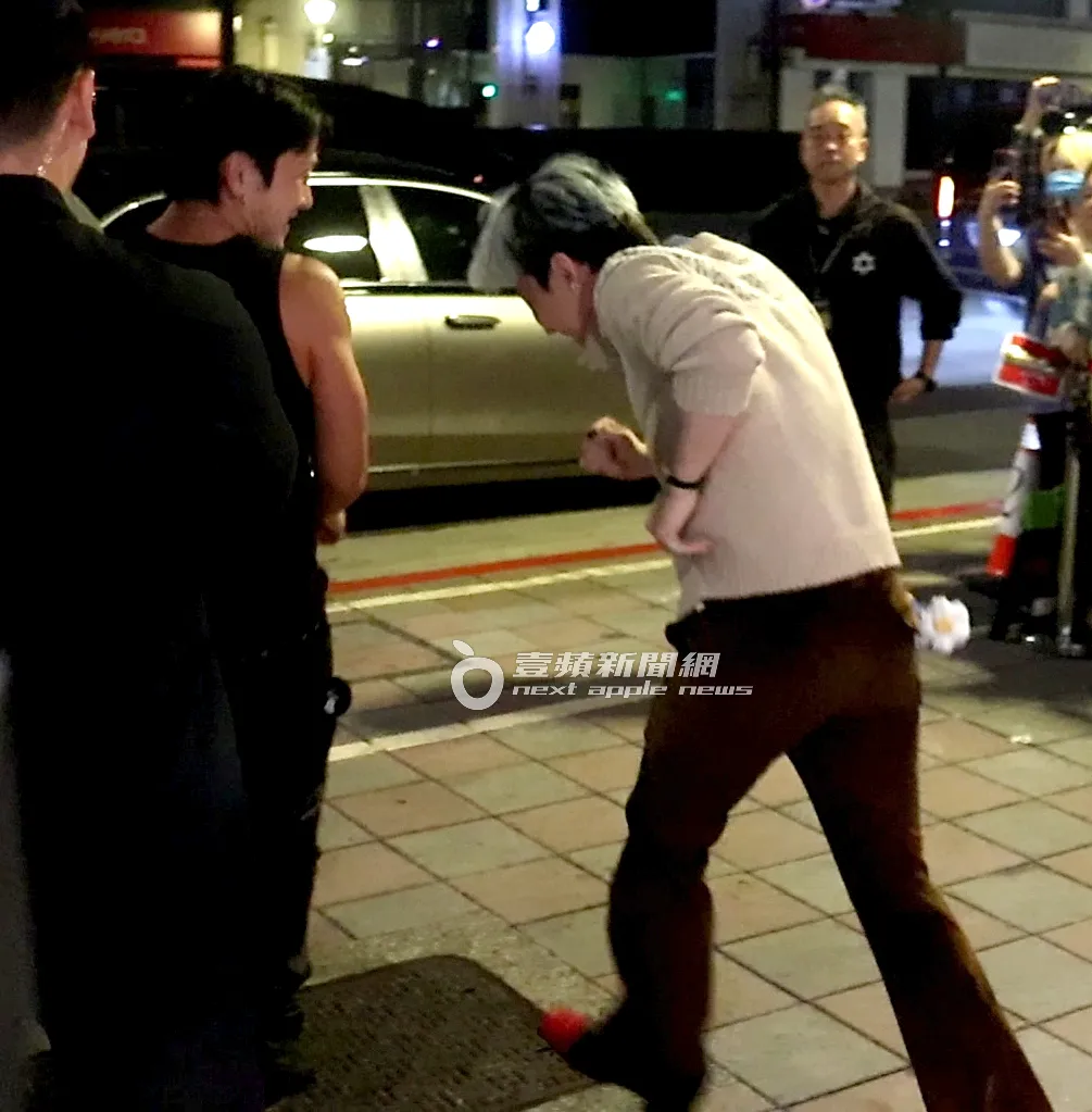 GD权志龙和舞群一路笑著往迈巴赫跑去。特勤中心摄