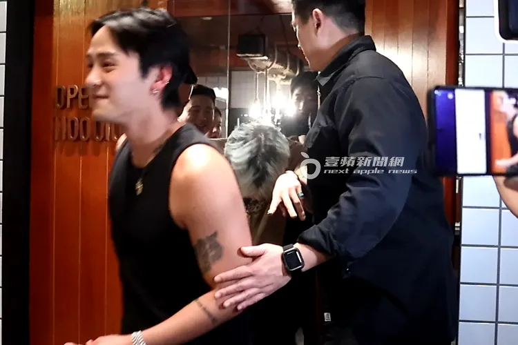 喝醉的GD混入舞者行列，彎腰低頭搭著舞者肩膀，大玩火車過山洞遊戲。特勤中心攝