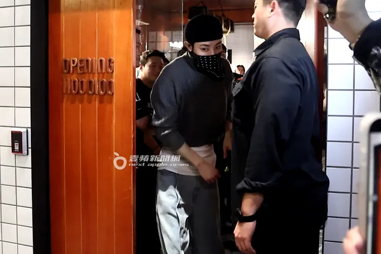 凌晨2點17分，「江南太子」李洙赫圍著面罩，率先離開金豬食堂。特勤中心攝