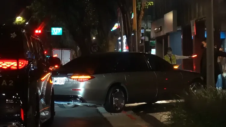 GD與李洙赫乘坐邁巴赫一同返回嘉佩樂酒店。特勤中心攝