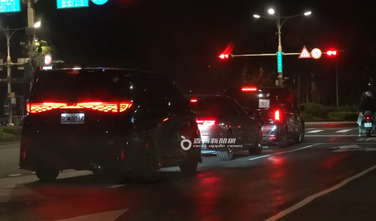 GD与李洙赫乘坐的迈巴赫前后都有保母车护送。特勤中心摄