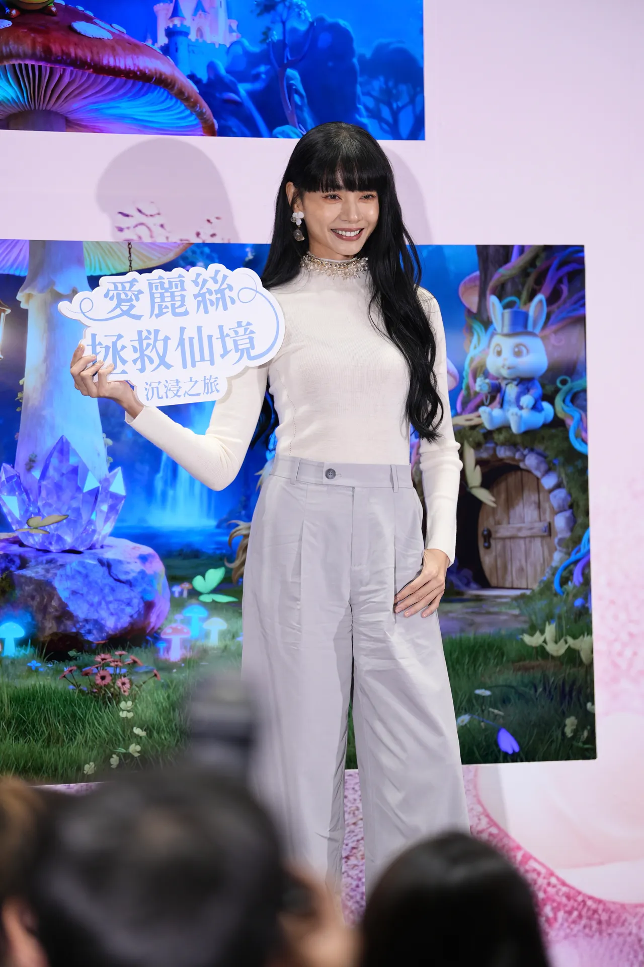 郭源元邀請大家放下手機來看展。攝影中心攝