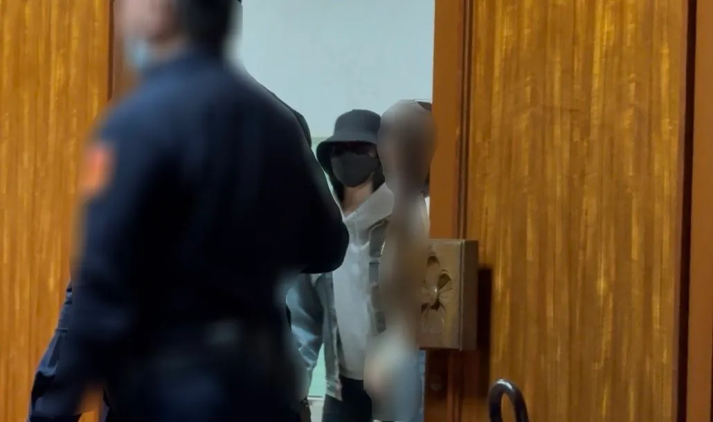 李威妻子簡瑀家今日出庭依舊全身包緊緊。謝亞庭攝