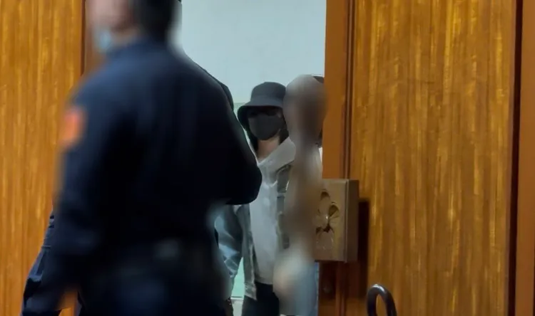 李威妻子簡瑀家今日出庭依舊全身包緊緊。謝亞庭攝