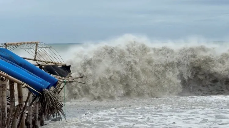 风浪已经冲击菲律宾海岸。路透社