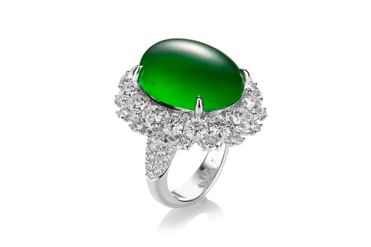 玉世家翠漣映蛋面翡翠鑲鑽戒指，3280萬元。品牌提供