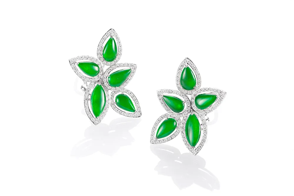 玉世家舞青春翡翠鑲鑽花形耳環（夾式）。品牌提供