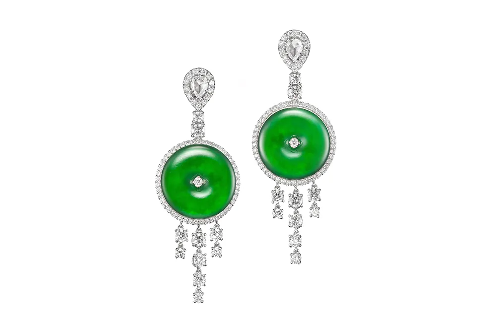 玉世家東方緣古錢造型翡翠鑲鑽耳環。品牌提供