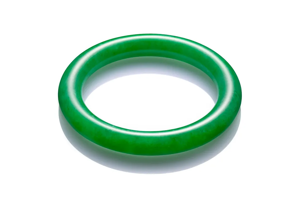 玉世家春燦翡翠玉鐲。品牌提供