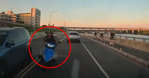身障機車突逆向衝出撞男友新車　車上電臀女舞者看傻：當卡丁車在騎？