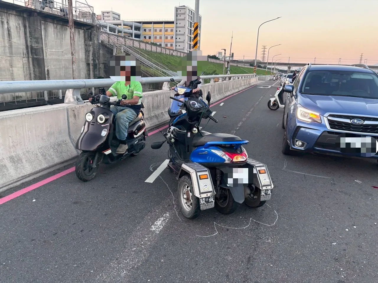 吕男逆向高速冲撞汽车后摔车，全身擦挫伤送医。翻摄画面