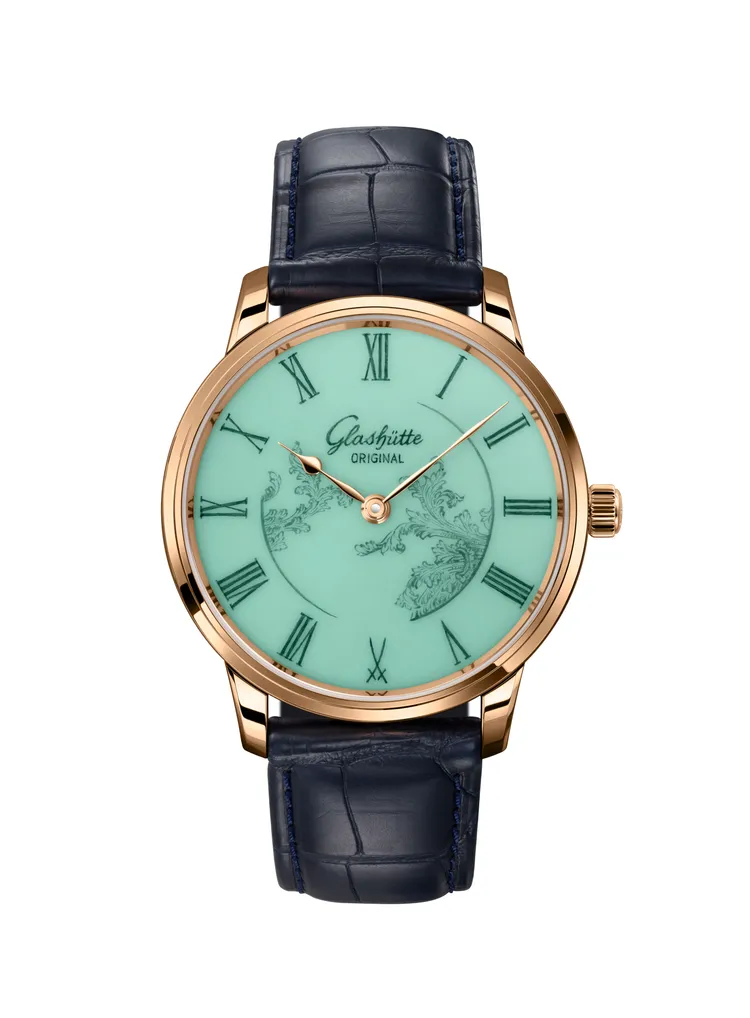 格拉蘇蒂原創Senator Meissen 議員麥森腕錶 (青瓷綠)，40mm，紅金錶殼，青瓷綠色麥森瓷錶盤（手工繪製羅馬數字和裝飾），黑色路易斯安那鱷魚皮錶帶，修飾精美的36-16型自動上鍊機芯，動力儲存100小時，防水深度50米，限量150只，91萬8000元。品牌提供