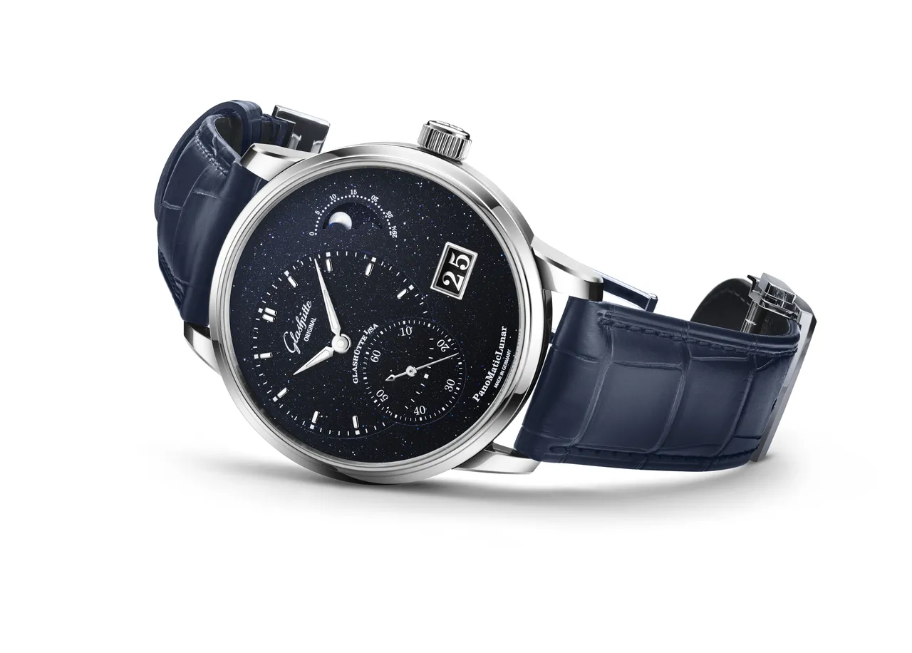 格拉苏蒂原创PanoMaticLunar偏心月相腕表180周年纪念版，40mm，铂金表壳，深蓝色沙金石表盘，蓝色路易斯安那鳄鱼皮或蓝色尼龙编织表带，修饰精美的92-14型自动上链机芯，动力储存100小时，防水深度50米，限量180只，119万7000元。品牌提供