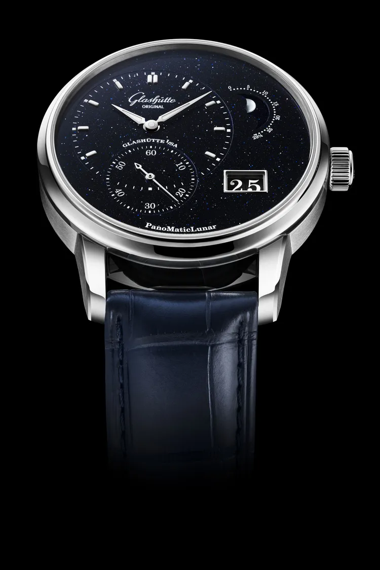 格拉蘇蒂原創PanoMaticLunar偏心月相腕錶180週年紀念版，40mm，鉑金錶殼，深藍色沙金石錶盤，藍色路易斯安那鱷魚皮或藍色尼龍編織錶帶，修飾精美的92-14型自動上鍊機芯，動力儲存100小時，防水深度50米，限量180只，119萬7000元。品牌提供