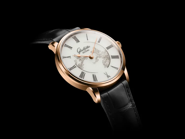 格拉蘇蒂原創Senator Meissen 議員麥森腕錶 (青瓷綠)，40mm，紅金錶殼，白色麥森瓷錶盤（手工繪製羅馬數字和裝飾），黑色路易斯安那鱷魚皮錶帶，修飾精美的36-16型自動上鍊機芯，動力儲存100小時，防水深度50米，限量150只，91萬8000元。品牌提供