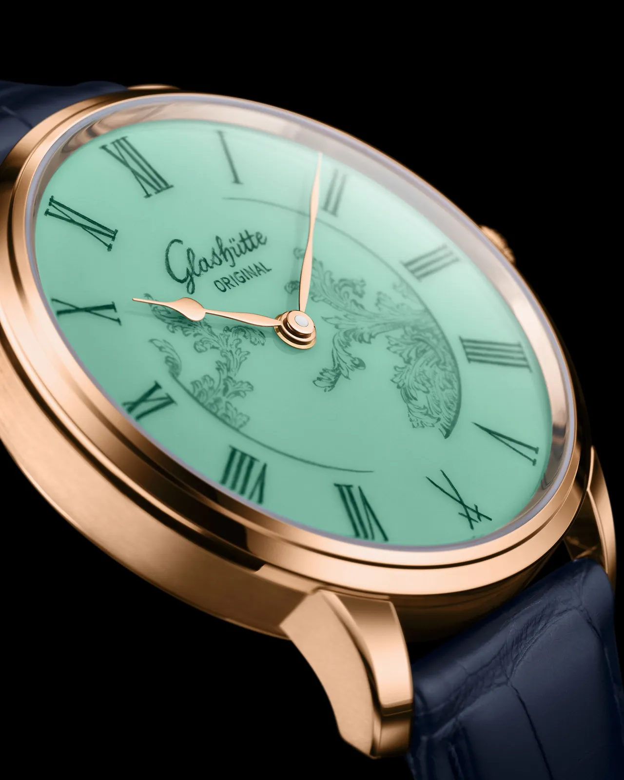 格拉苏蒂原创Senator Meissen 议员麦森腕表 (青瓷绿)，40mm，红金表壳，青瓷绿色麦森瓷表盘（手工绘制罗马数字和装饰），黑色路易斯安那鳄鱼皮表带，修饰精美的36-16型自动上链机芯，动力储存100小时，防水深度50米，限量150只，91万8000元。品牌提供