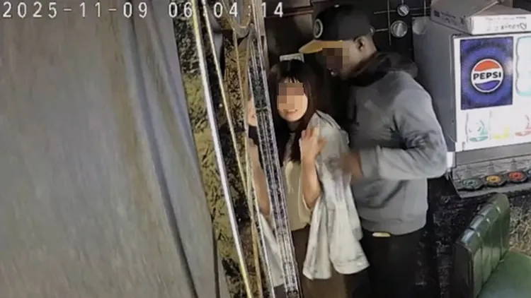 一对年轻男女闯入餐厅厕所做爱，被业者po网揭露。翻摄自X