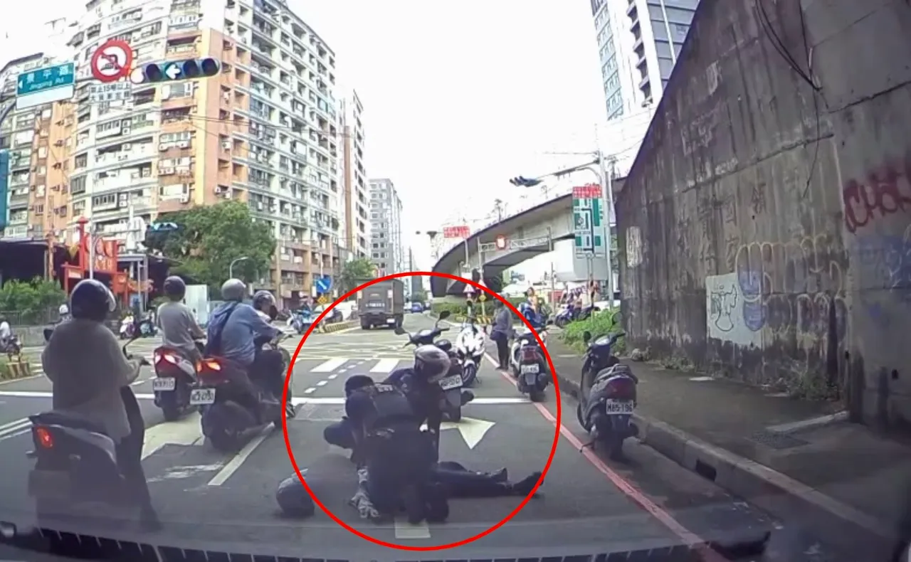 民众倒地已失去呼吸心跳，2警员接力CPR与死神拔河。翻摄画面
