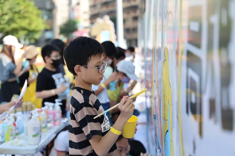 全台首輛由兒童與青少年以彩繪呈現城市想像的輕軌列車22日在高雄市上路。翻攝畫面