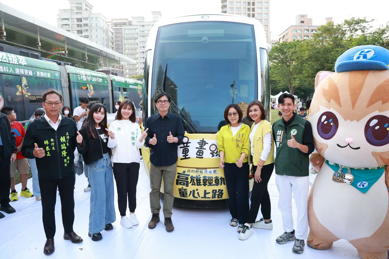全台首輛由兒童與青少年以彩繪呈現城市想像的輕軌列車22日在高雄市上路。翻攝畫面