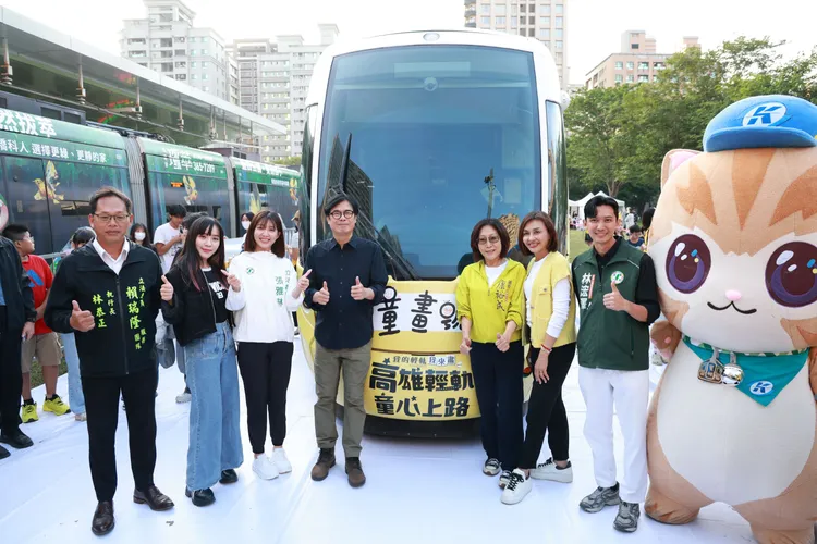 全台首輛由兒童與青少年以彩繪呈現城市想像的輕軌列車22日在高雄市上路。翻攝畫面