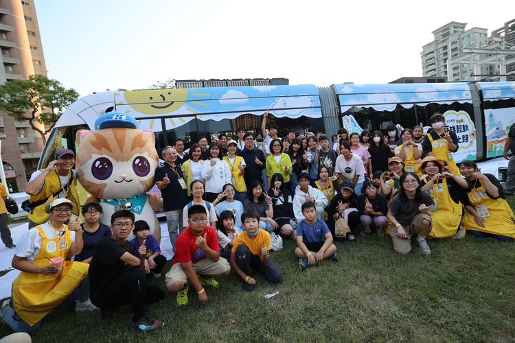 台灣首創！兒少彩繪輕軌列車啟動　陳其邁：推動高雄成為兒少友善城市