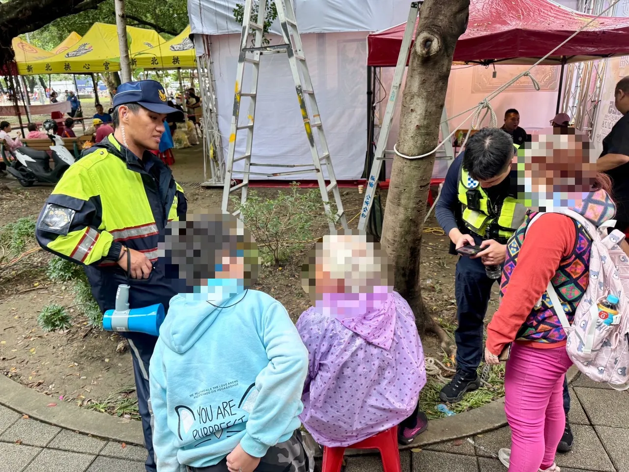 人群中跌倒的白发阿嬷很快被移到路旁,避免遭到践踏二次伤害。翻摄画面