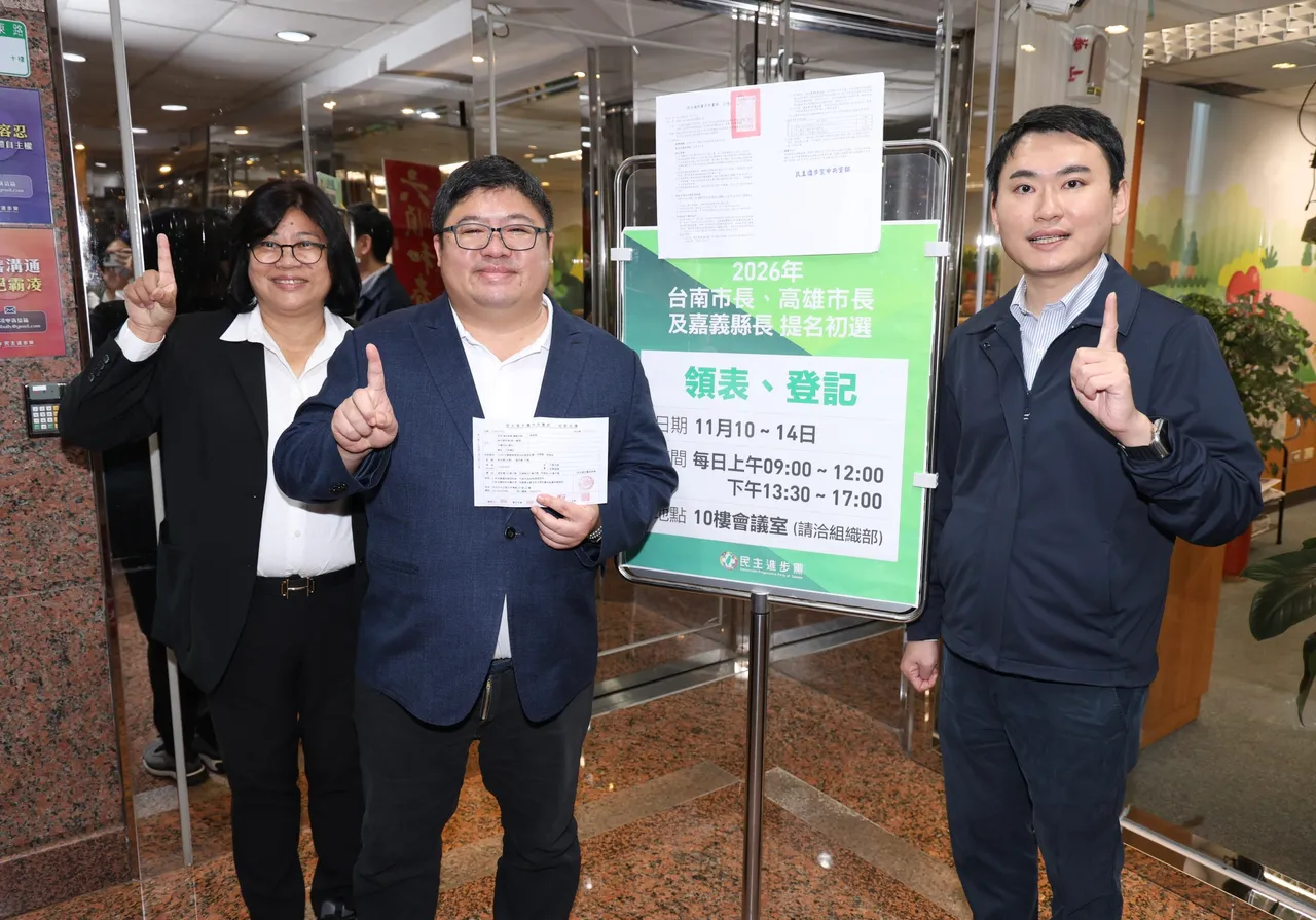 蔡易餘在王美惠、陳冠廷陪同下登記初選。記者莊宗達攝