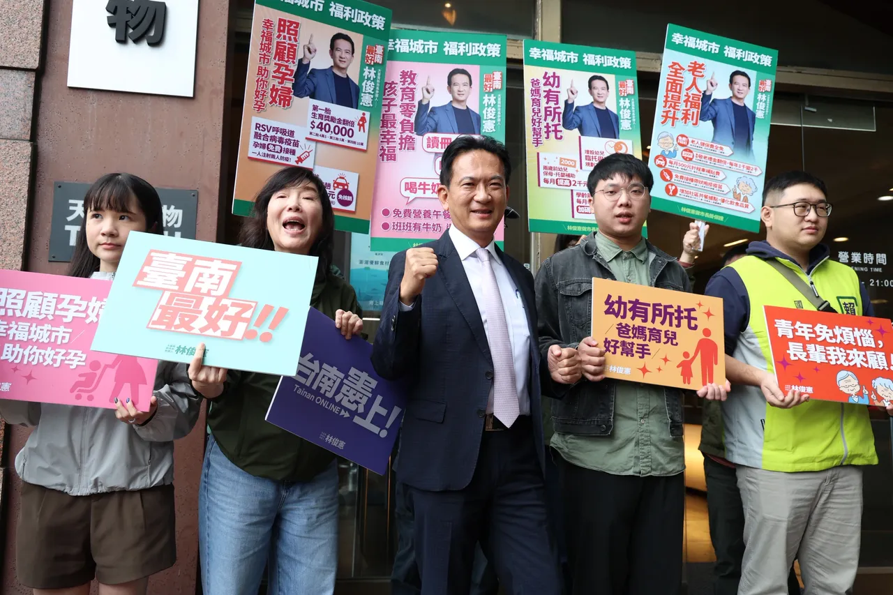 台南市長擬參選人林俊憲前往黨中央登記初選。莊宗達攝