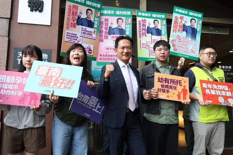 台南市長擬參選人林俊憲前往黨中央登記初選。莊宗達攝