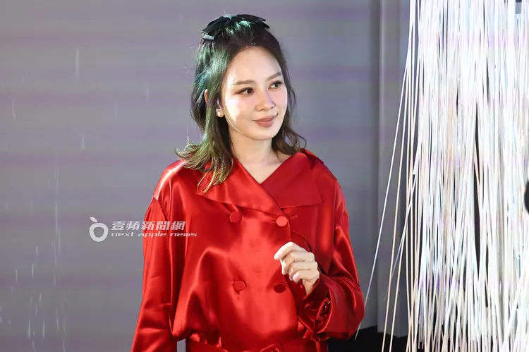 Melody停留在第一展區羽毛系列珠寶作品停留最久。特勤中心攝