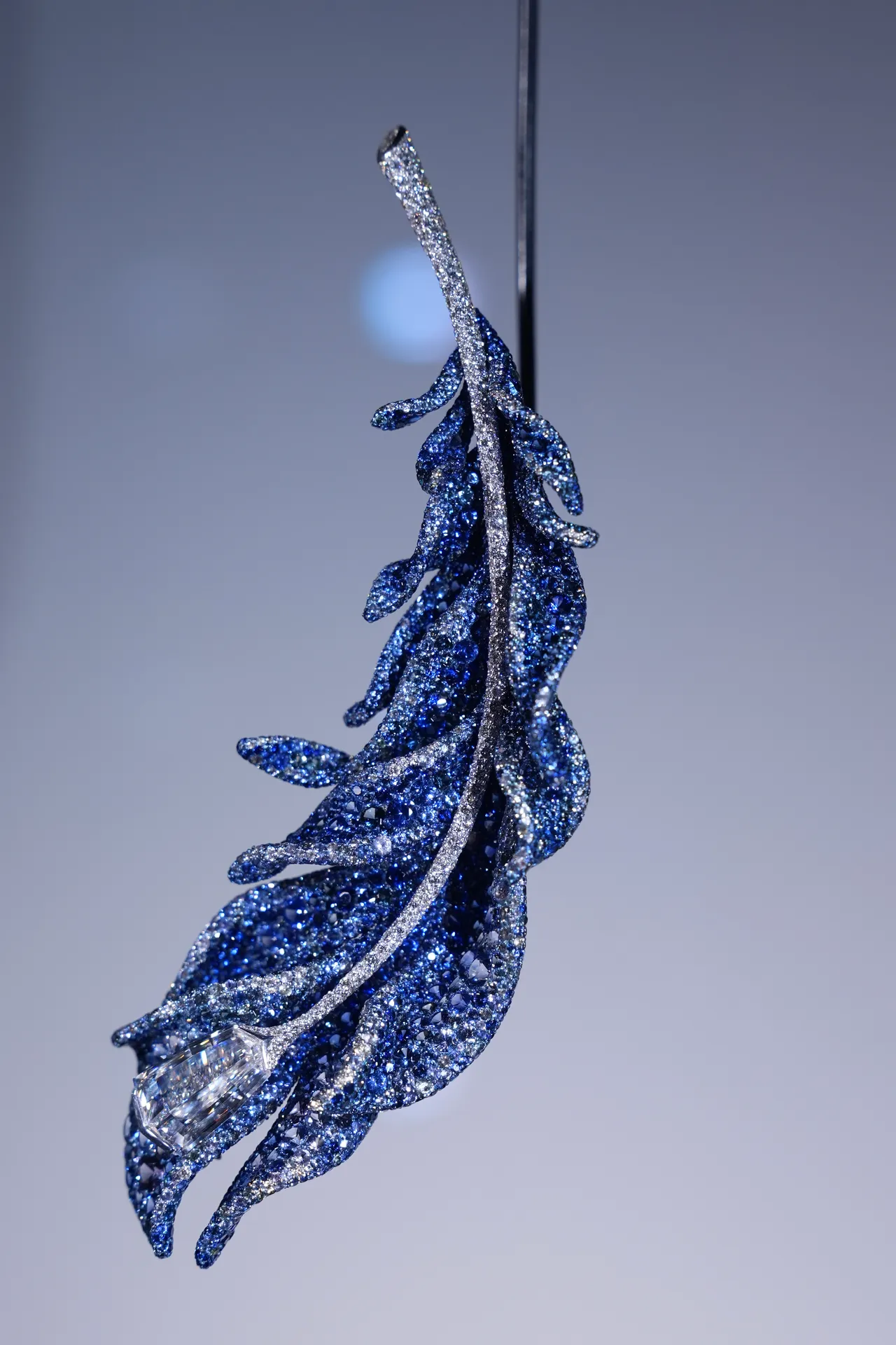 Melody在第一展区的羽毛胸针珠宝作品停留最久。庄宗达摄