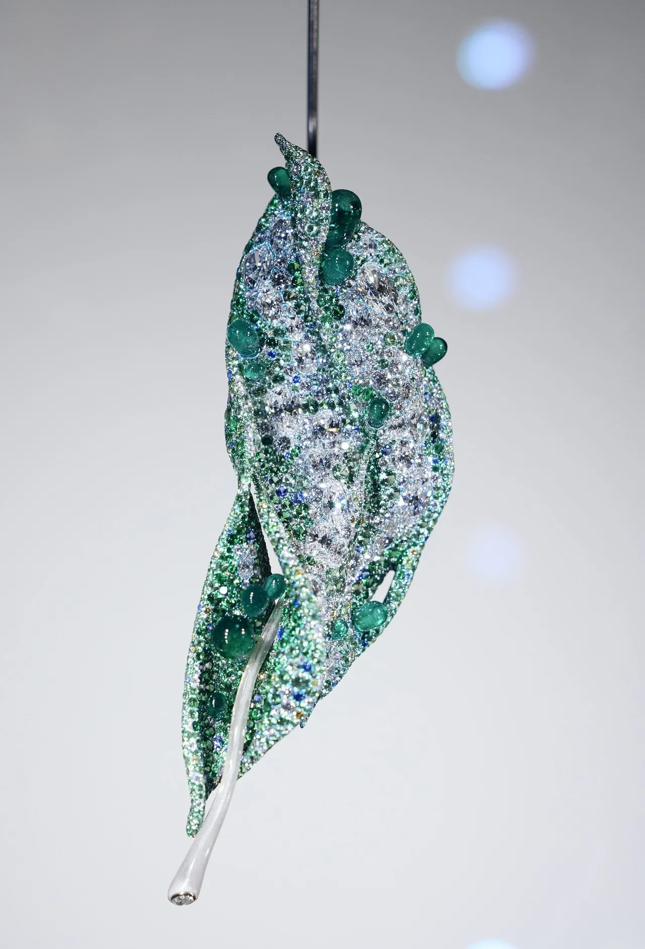 2025 Black Label Masterpiece II 大师系列落地生根胸针，共4040颗宝石、总重105.02克拉。彭欣伟摄