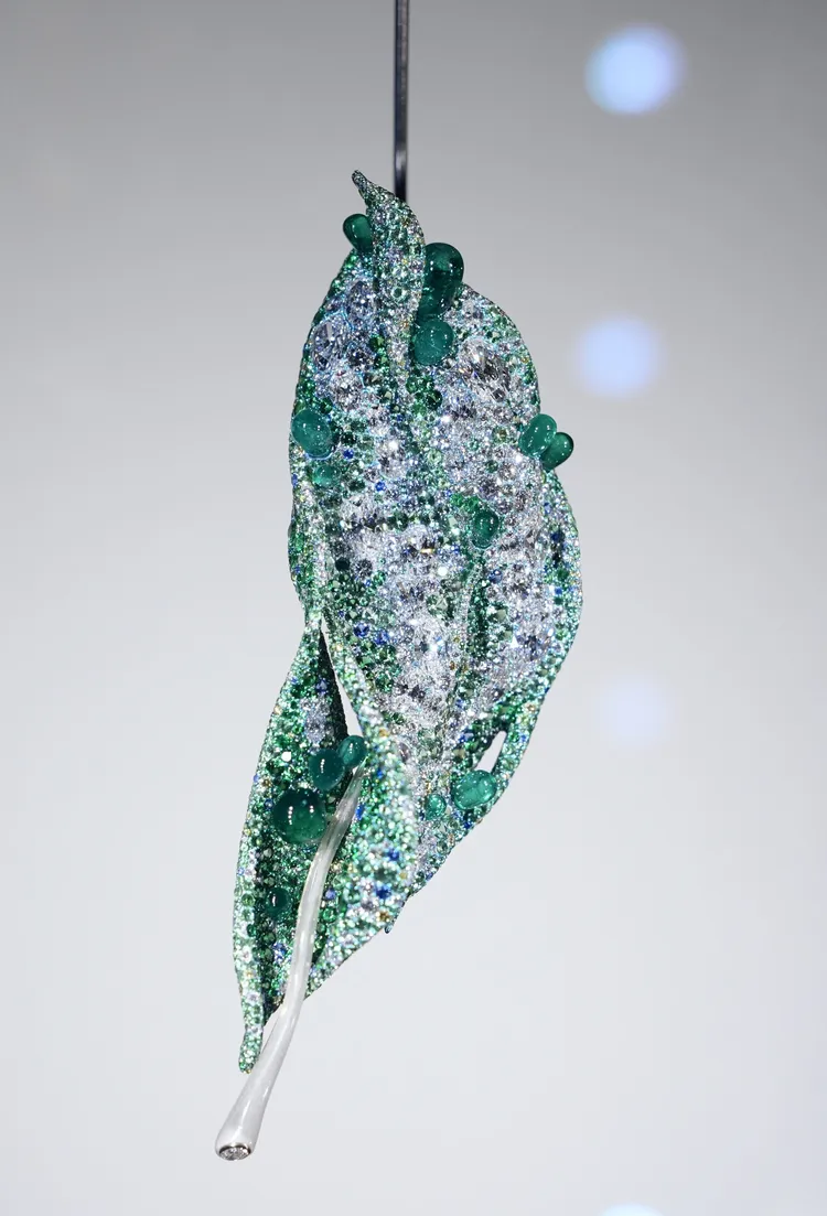 2025 Black Label Masterpiece II 大師系列落地生根胸針，共4040顆寶石、總重105.02克拉。彭欣偉攝